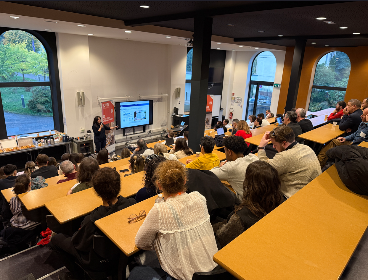 échange en amphi lors d'un petit déjeuner réseau business